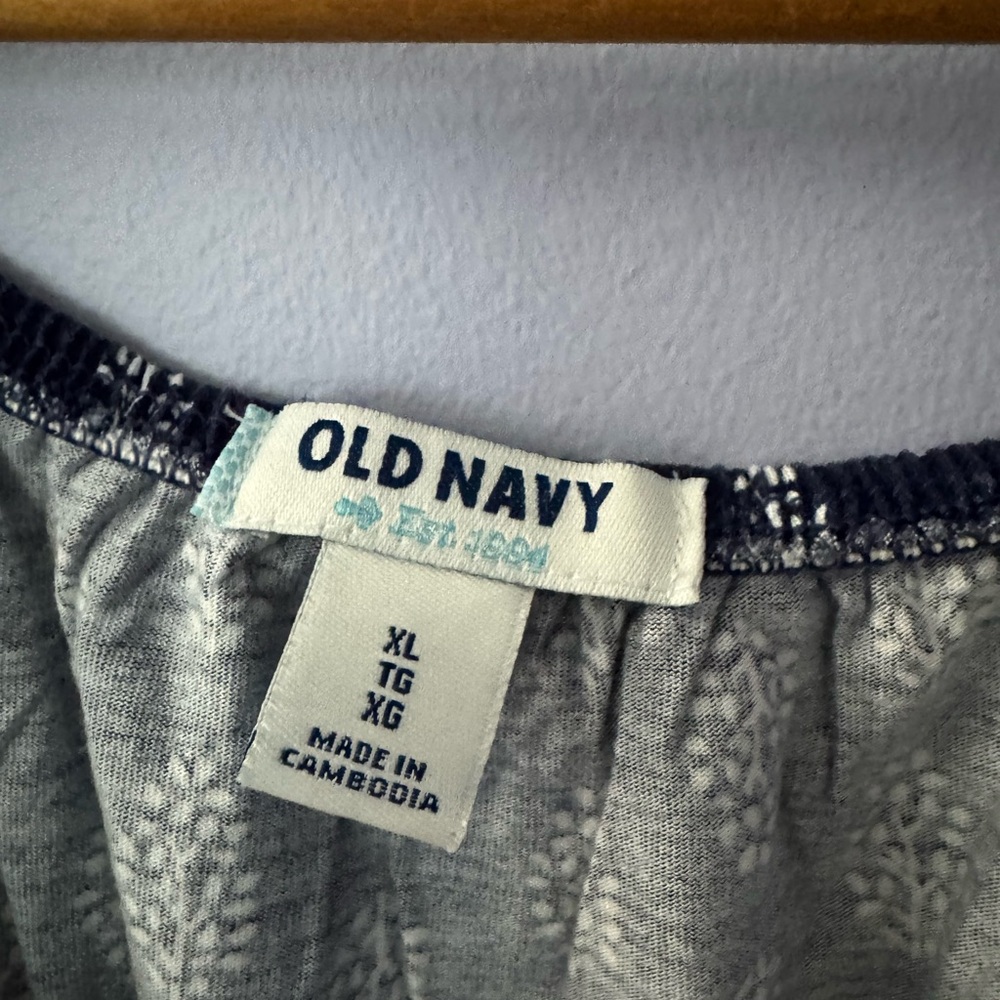 🦋Old Navy tee🦋 - Picture 3 of 3